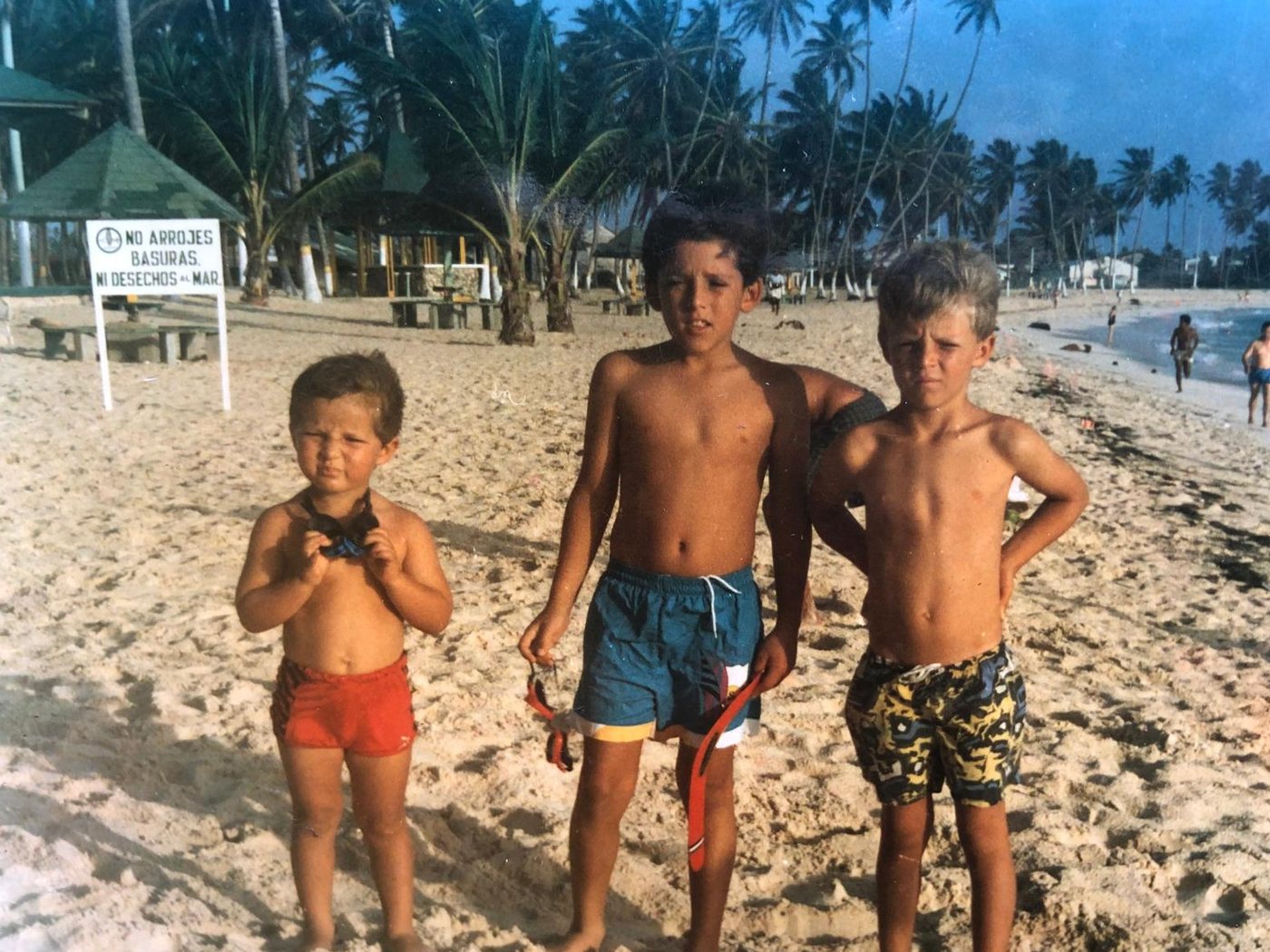 Los tres hermanos Garcia-Amaya de ninos, en la playa.